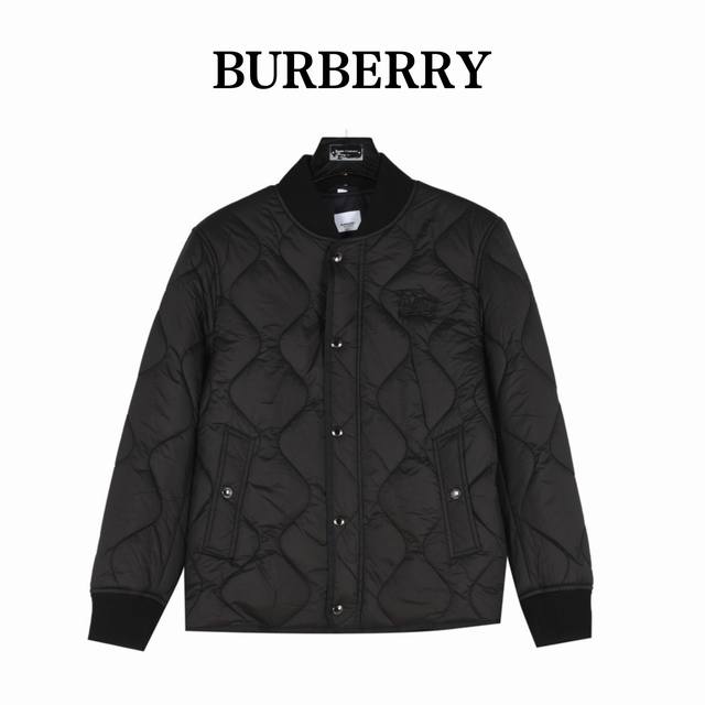 Burberry 巴宝莉弧领胸前硅胶战马薄棉外套 贸易渠道稀出，海外精品限量销售。户外产品的典范，这款夹棉外套兼备温暖且轻盈的特质。 最新款专柜同款首发，超正版