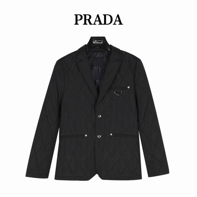 Prada 普拉达 胸口三角标薄棉外套 贸易渠道稀出，海外精品限量销售。户外产品的典范，这款夹棉外套兼备温暖且轻盈的特质。 最新款专柜同款首发，超正版型上身瞬间