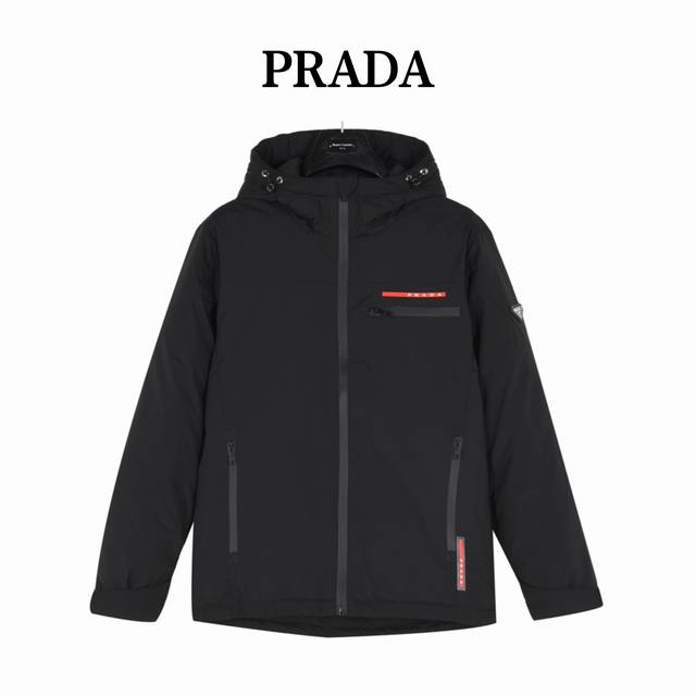 Prada 普拉达 24Fw 红标压胶及三角标徽章连帽羽绒服外套 甄选客供100%棉纶材质制作而成，面料拥有极为优越的防水透气性，能抵挡户外寒风雨水的侵蚀，面料