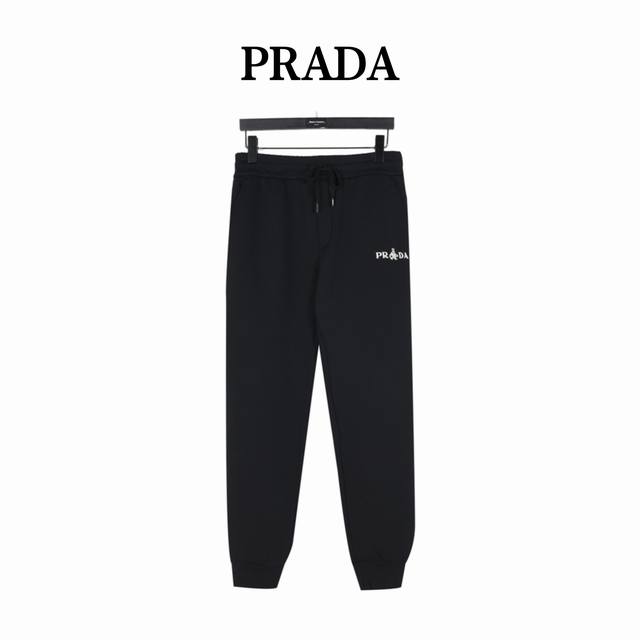 Prada 普拉达 24Fw 刺绣金属三角标压胶口袋加绒长裤 贸易公司渠道订单，甄选500高克重加绒面料，可以完美度过整个寒冬，触感极为舒适，百灵达万针刺绣精美