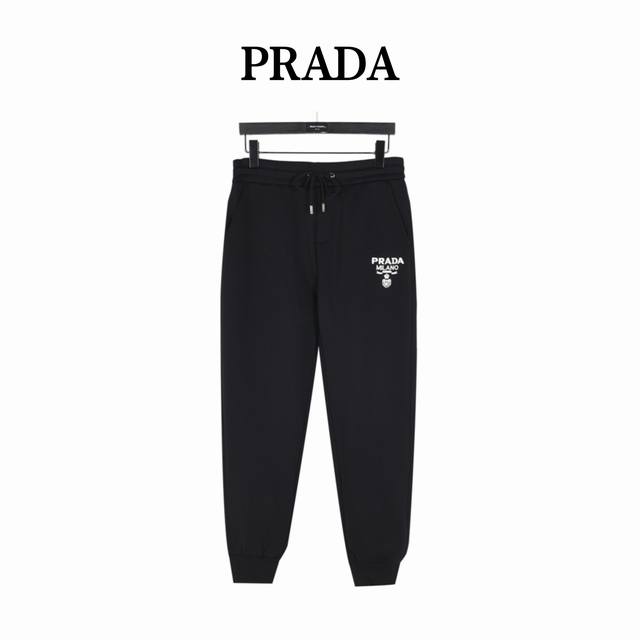 Prada 普拉达 24Fw 经典刺绣logo尼龙口袋三角标加绒长裤 此款采用优选双股棉纱480G纯棉纯棉免皱面料，定制品牌logo标识抽绳头， 内衬水貂绒加厚