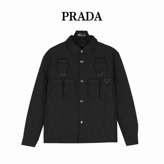 Prada 普拉达六口袋薄棉外套 贸易渠道稀出，海外精品限量销售。户外产品的典范，这款夹棉外套兼备温暖且轻盈的特质。 最新款专柜同款首发，超正版型上身瞬间变欧巴