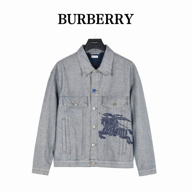 Burberry 巴宝莉 24Fw 战马印花贴饰复古水洗牛仔夹克外套 定织定染丹宁环保无弹牛仔布料，厚度刚刚好，质感硬挺，重工石墨洗水， 厚实高密度，舒适不会软