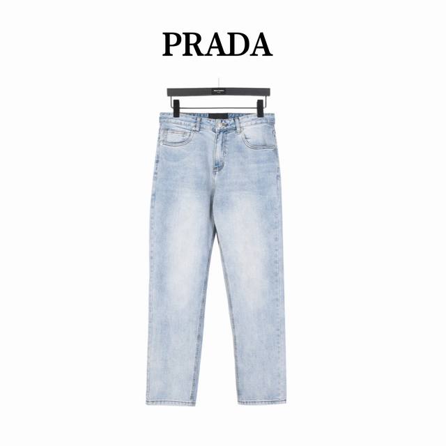 Prada 普拉达 后袋经典徽标logo压花水洗牛仔裤 经典的复古风，今年最新款牛仔裤 经典三角标与新洗水效果配色结合面料采用纯棉赛络牛仔布 手感顺滑舒适 厚实