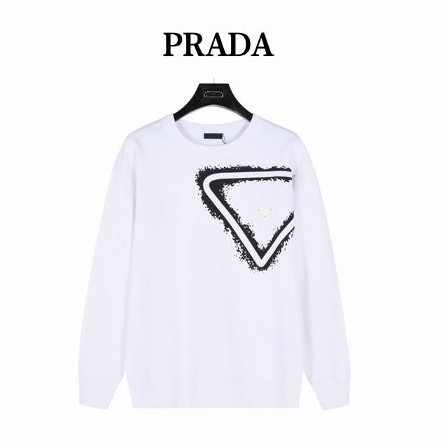 Prada 普拉达 24Fw 三角标泼墨印花圆领卫衣 面料精选100%优质400G纯棉毛圈材质，柔软亲肤， 颜色是最最经典的黑白设计，真的很耐看， 胸前大三角标