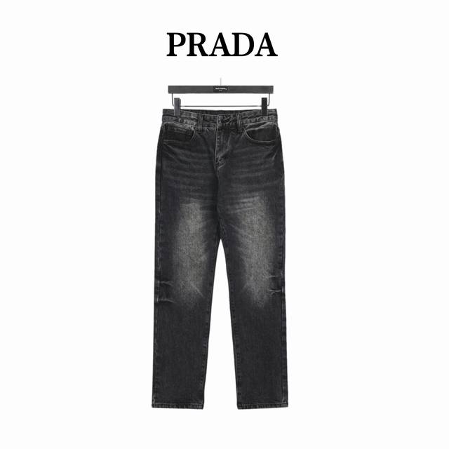 Prada 普拉达 23Fw 三角标logo压花浮雕水洗牛仔裤 今年最新款牛仔裤 经典三角标与新洗水效果配色结合 面料采用纯棉赛络牛仔布 手感顺滑舒适 厚实坚挺