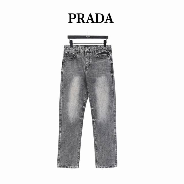 Prada 普拉达 背后三角标牛仔裤 Prada 普拉达 背后三角标牛仔裤今年为止做的最牛逼的牛仔裤，重度水洗工艺，暗藏玄机的细节非常多，这次主推的裤子无论是版