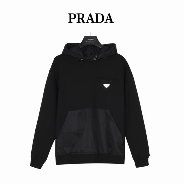 Prada 普拉达 尼龙拼接连帽卫衣 官网同款，简约大气，采用高支高密双股空气层长绒棉面料，兼具保暖跟舒适，五金辅料跟原版，尼龙拼接设计，更具特色。 Size: