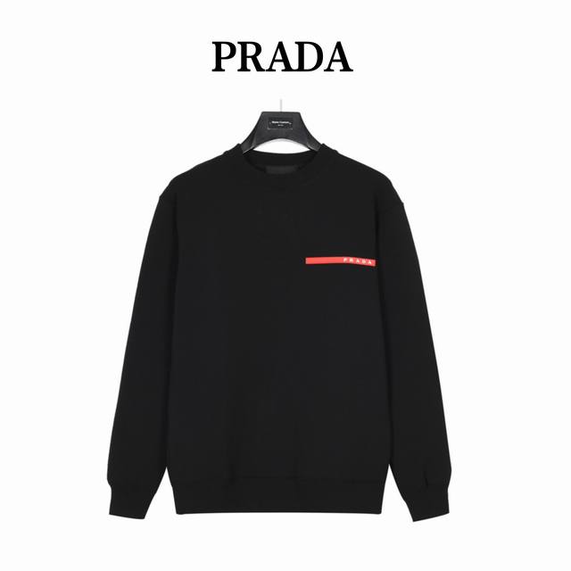 Prada 普拉达 经典红色饰条圆领卫衣 官网同款，简约大气，面料采用高支高密双股空气层长绒棉，五金辅料跟原版，搭配亮眼的红色硅胶饰条，起了画龙点睛的作用，简约