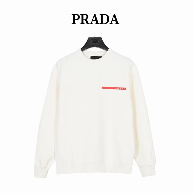 Prada 普拉达 经典红色饰条圆领卫衣 官网同款，简约大气，面料采用高支高密双股空气层长绒棉，五金辅料跟原版，搭配亮眼的红色硅胶饰条，起了画龙点睛的作用，简约