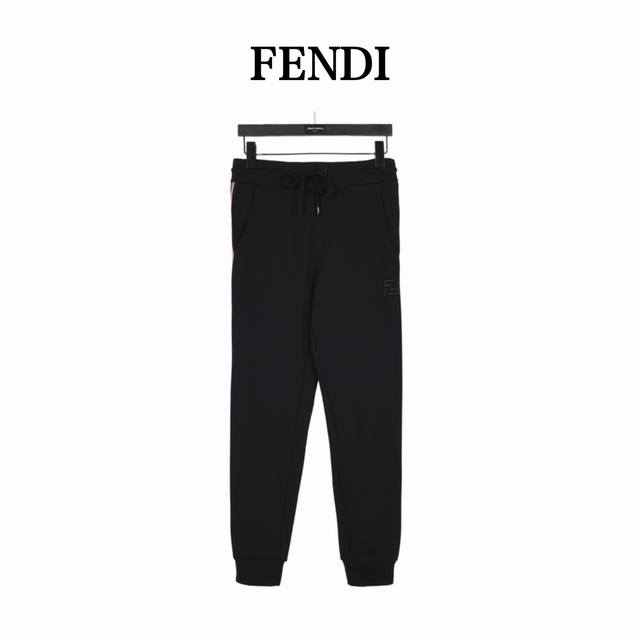 Fendi 芬迪 双f刺绣及logo织带卫裤 Fd经典元素，上身休闲舒适，衣身同色无色差，工费昂贵。 前口袋暗纹双f刺绣+亮色logo织带搭配，非常醒目吸睛，