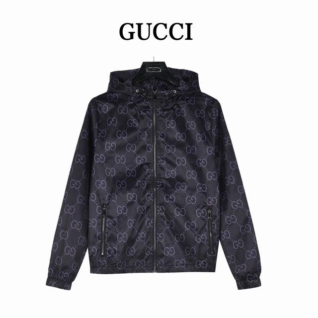 Gucci 古驰 24Fw 满印提花双g梭织连帽外套 这款夹克采用蓝色平纹尼龙材质，让人联想到复古运动服。 灵感源自80年代复古印花的品牌织带继续以出人意料的方