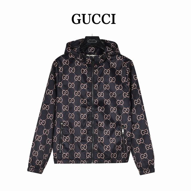 Gucci 古驰 24Fw 满印提花双g梭织连帽外套 这款夹克采用蓝色平纹尼龙材质，让人联想到复古运动服。 灵感源自80年代复古印花的品牌织带继续以出人意料的方