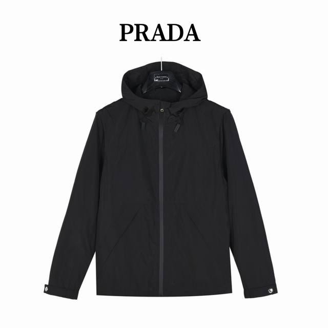 Prada 普拉达侧边红色饰条可拆卸连帽外套 贸易渠道稀出，海外精品限量销售。户外风衣产品的典范，以低饱和色调呈。这款夹克兼备温暖且轻盈的特质。 最新款专柜同款