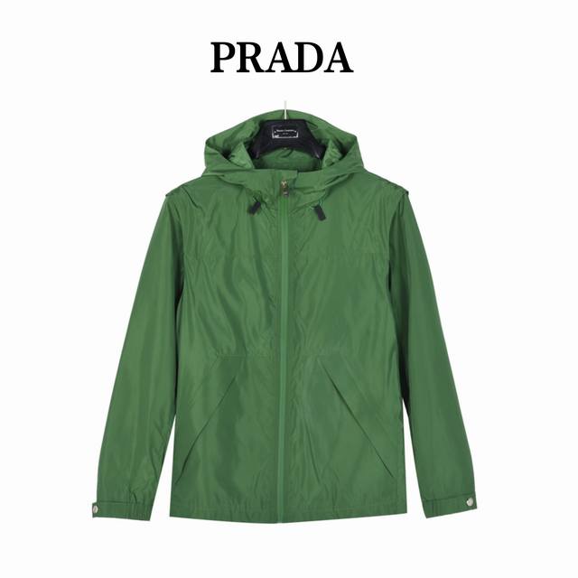 Prada 普拉达侧边红色饰条可拆卸连帽外套 贸易渠道稀出，海外精品限量销售。户外风衣产品的典范，以低饱和色调呈。这款夹克兼备温暖且轻盈的特质。 最新款专柜同款