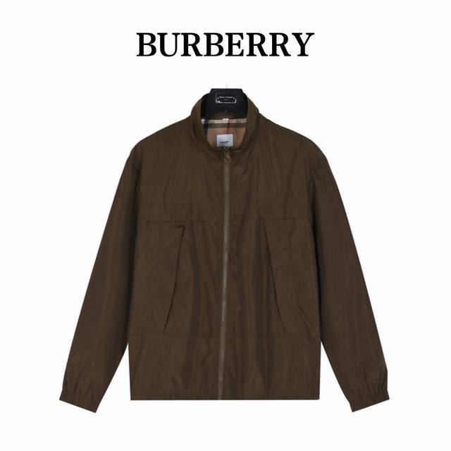 Burberry 巴宝莉袖标外套 贸易渠道稀出，海外精品限量销售。户外风衣产品的典范，手臂上的logo商标彰显品牌辨识度。这款夹克兼备温暖且轻盈的特质。 最新款