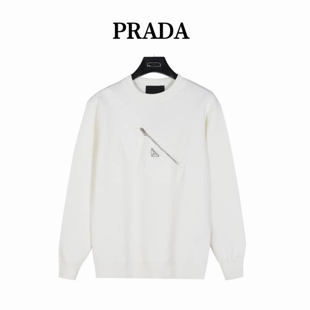 Prada 普拉达背包圆领卫衣 采用高支高密双股空气层长绒棉面料，兼具保暖跟舒适，男女同款全新美学灵感趣味设计,渠道性质精品。让整体造型设计更加优雅时尚，今夏最