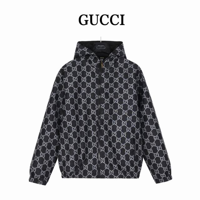 Gucci 古驰老花双面连帽外套 2024早春男装系列推出现代感十足的廓形。这款休闲双面夹克采用黑色和灰色gg尼龙格子布匠心制作，配有隐形兜帽和皮革贴饰。 Si