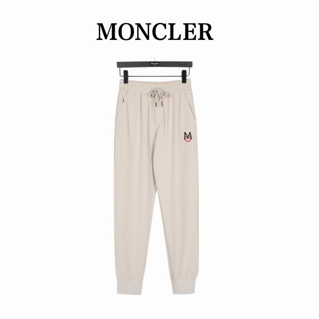 Moncler 蒙口 刺绣logo华夫薄款长裤 上身柔软舒服，弹力惊人，超垂感一级棒！ 做工精致都到达外贸出口标准，一公分4.5针，每一到拼缝都压有明线，走线整