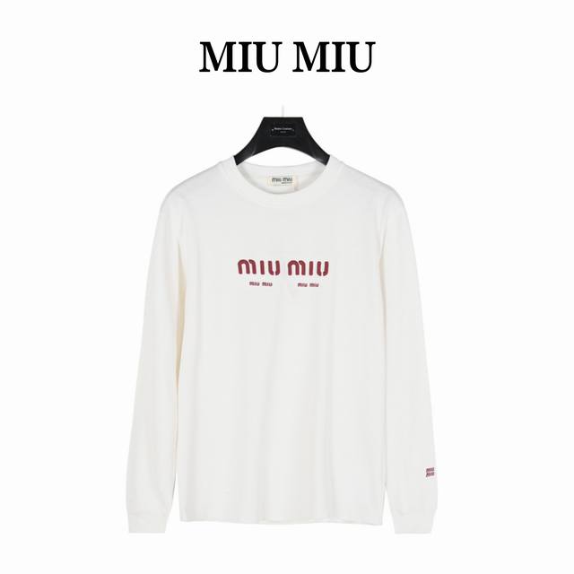 Miumiu 缪缪 24Fw 胸前logo刺绣图案长袖t恤 面料采用高克重300G重精梳棉，定制1:1螺纹， 面料舒适亲肤无异感，定制定染面料，纺织密度高，垂感