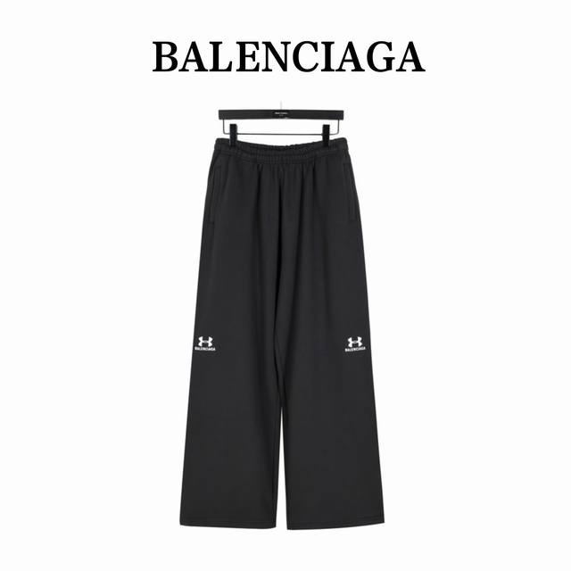 Balenciaga 巴黎世家 24Fw 安德玛联名刺绣logo套装长裤 自从巴黎世家洛杉矶大秀预告健身健美时代来临，又一则关于健身健美有关的重磅消息， 巴黎世