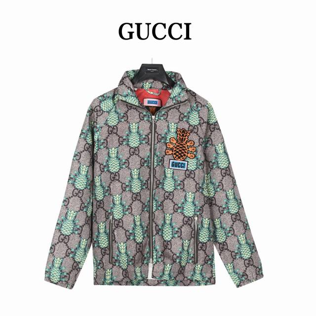 Gucci 古驰 Pineapple系列菠萝连帽夹克 为庆祝品牌创立百年，Gucci推出展现各个年代经典设计的特别单品。 品牌设计与流行文化相互影响交织，古驰a