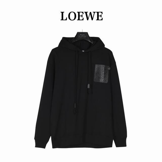 Loewe 罗意威 胸口压花徽标皮口袋连帽卫衣 这件衣服胸前枫叶棕皮标经品牌方反复修改一个月才敲定， 图腾的凹凸感设计点睛之笔直戳人心～ 肉眼可见的细腻， 进口