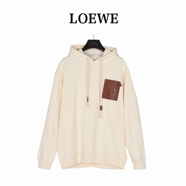 Loewe 罗意威 胸口压花徽标皮口袋连帽卫衣 这件衣服胸前枫叶棕皮标经品牌方反复修改一个月才敲定， 图腾的凹凸感设计点睛之笔直戳人心～ 肉眼可见的细腻， 进口