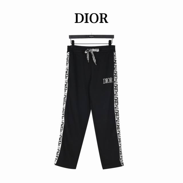 Dior 迪奥 24Fw Cd侧边满印织带套装长裤 高级全棉毛圈面料，肌理感丰富有趣 不同于传统卫衣外套面料 这块面料的手感很好，上身就是那种精英休闲的味道 手