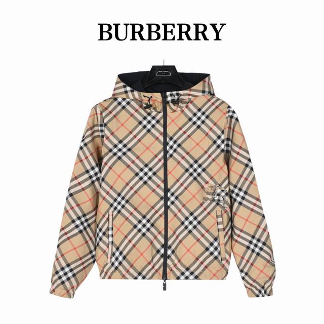 Burberry 巴宝莉 24Ss 格纹战马双面穿连帽外套 轻便的连帽外套，选用由梭织尼龙面料制成，设计有可调式抽绳连帽以及双拉链设计！ 下摆采用骑士战马贴花刺