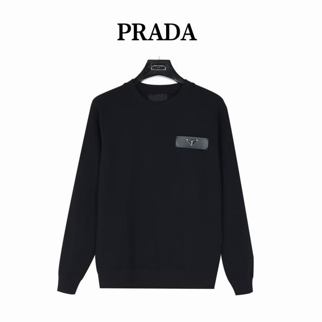 Prada 普拉达 24Fw 侧边三角标拼接圆领卫衣 400克双面空气层爽滑面料，180克天丝内胆。 胸口五金标采用不锈钢电镀，皮料使用软牛皮做复合。 内里洗水