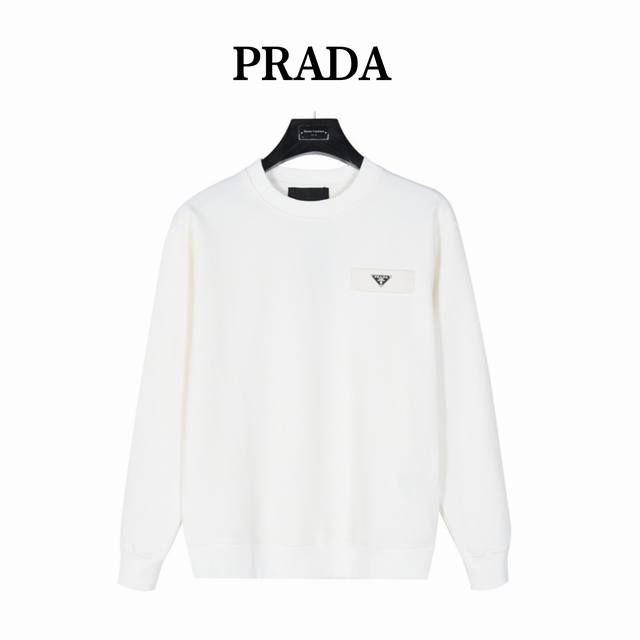 Prada 普拉达 24Fw 侧边三角标拼接圆领卫衣 400克双面空气层爽滑面料，180克天丝内胆。 胸口五金标采用不锈钢电镀，皮料使用软牛皮做复合。 内里洗水