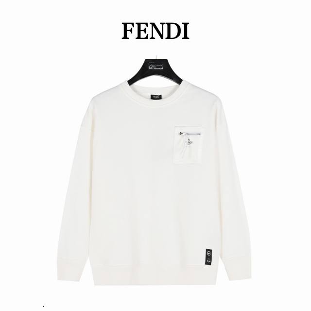 Fendi 芬迪 24Fw 胸口皮口袋拉链圆领卫衣 男女同款全新美学灵感趣味设计,渠道性质精品。让整体造型设计更加优雅时尚，今夏最火系列，无数明星潮人追捧。裁剪