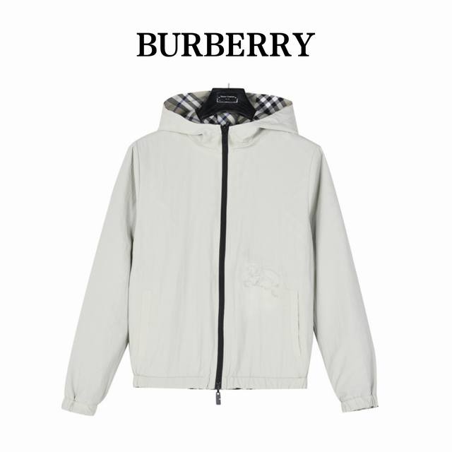 Burberry 巴宝莉 24Ss 格纹战马双面穿连帽外套 轻便的连帽外套，选用由梭织尼龙面料制成，设计有可调式抽绳连帽以及双拉链设计！ 下摆采用骑士战马贴花刺