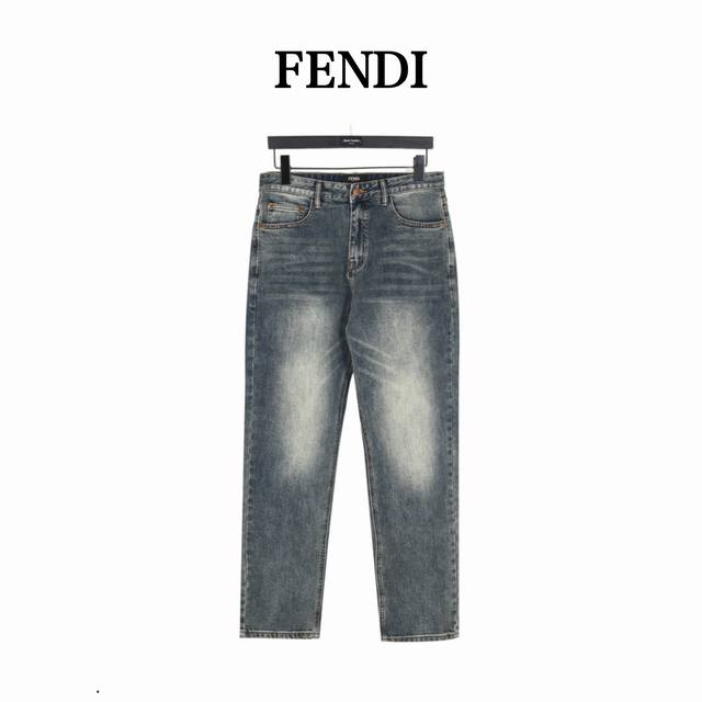 Fendi 芬迪彩色刺绣字母牛仔长裤 今年为止做的最牛逼的牛仔裤，重度水洗工艺，暗藏玄机的细节非常多，这次主推的裤子无论是版型还是上身都太完美，比伯以及欧阳娜娜