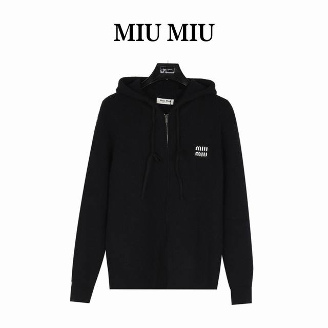 Miumiu 缪缪 24Fw 贴布logo刺绣拉链连帽毛衣外套 休闲的版型设计，经典连帽外套，包容性强，弹力大不受束缚。 胸口处logo贴布刺绣，优质羊绒针织纱