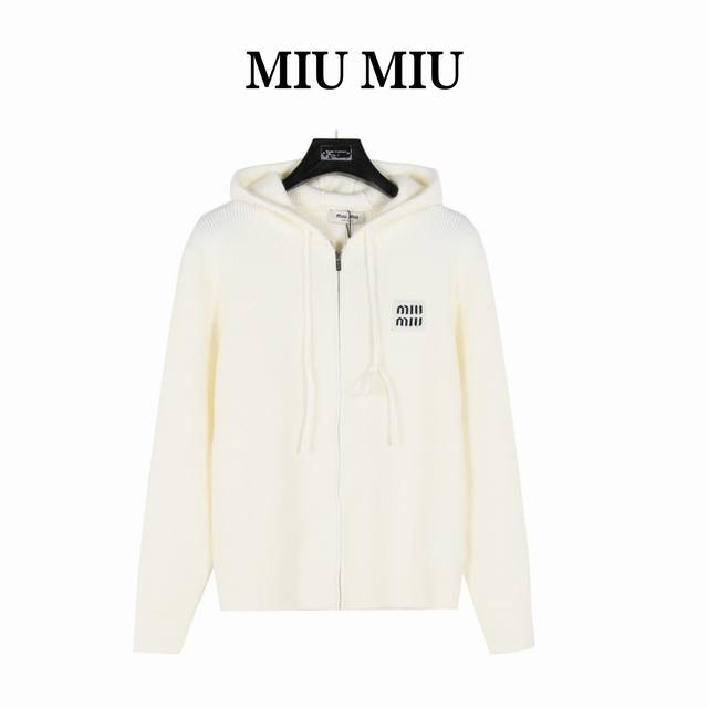 Miumiu 缪缪 24Fw 贴布logo刺绣拉链连帽毛衣外套 休闲的版型设计，经典连帽外套，包容性强，弹力大不受束缚。 胸口处logo贴布刺绣，优质羊绒针织纱