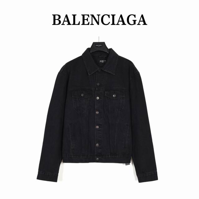 Balenciaga 巴黎世家 23Ss 压胶掩盖可乐刺绣牛仔外套 采用定织重磅牛仔面料高克重。独立五金开模成衣重工水洗成。 目前为止所有巴黎牛仔里里面好看又特