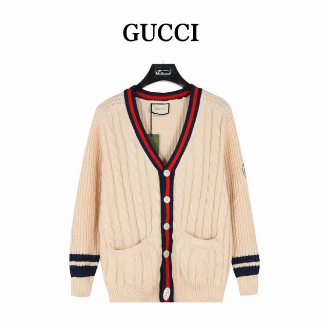 Gucci 古驰 1921贴饰粗针麻花织带羊毛开衫毛衣 Gucci 2024早春系列从富有凉爽季节气息的色彩和纹理中汲取灵感，倾情演绎全新都市型格。 以棉布和牛