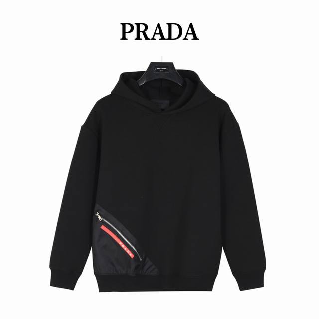 Prada 普拉达 下摆红条拉链口袋连帽卫衣 官网同款，简约大气，采用高支高密双股空气层长绒棉面料，兼具保暖跟舒适，五金辅料跟原版，拉链口袋设计，更具特色。 颜