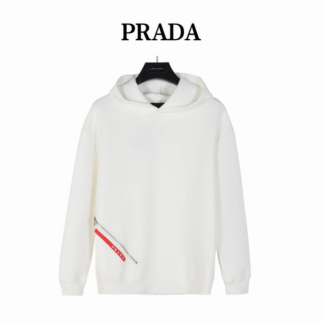 Prada 普拉达 下摆红条拉链口袋连帽卫衣 官网同款，简约大气，采用高支高密双股空气层长绒棉面料，兼具保暖跟舒适，五金辅料跟原版，拉链口袋设计，更具特色。 颜