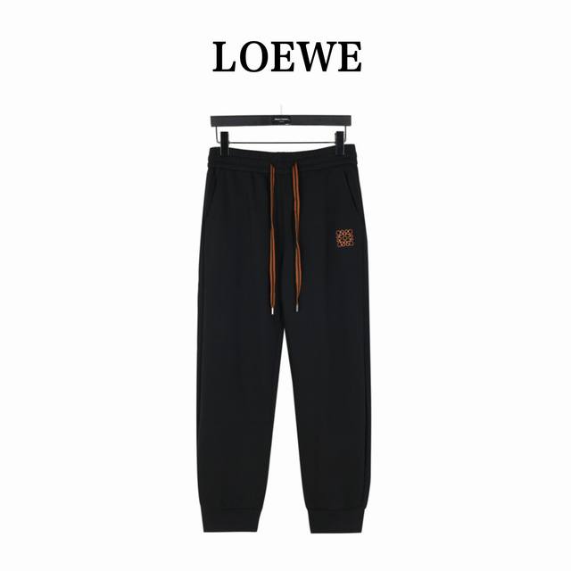 Loewe 罗意威 徽标及贴布后袋标识刺绣长裤 面料采用400G水洗毛圈棉面料，订染颜色后整蚀毛处理， 对照原版做丝滑超柔处理，布面肌理股线清晰明显，垂感一级棒