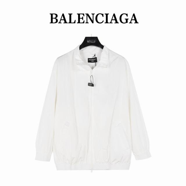 Balciaga 巴黎世家tape Type Tracksuit中号版型夹克 科技府绸 中性款型 高领 双头拉链开合 落肩 2个拉链斜口袋 弹性袖口和腰围 背面