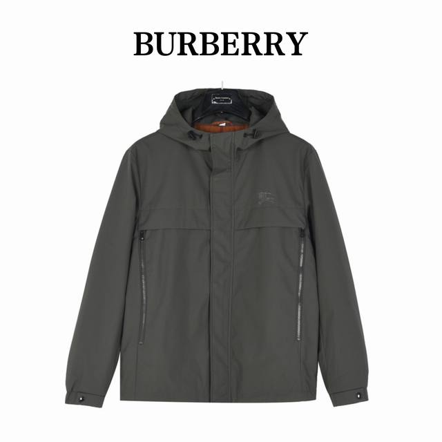 Burberry 巴宝莉 胸前假口袋刺绣战马加棉连帽外套 贸易渠道稀出，海外精品限量销售。户外产品的典范，这款夹棉外套兼备温暖且轻盈的特质。 最新款专柜同款首发