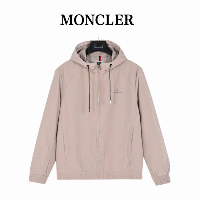 Moncler 蒙口前后字母logo加棉连帽外套 贸易渠道稀出，海外精品限量销售。户外产品的典范，这款夹棉外套兼备温暖且轻盈的特质。 最新款专柜同款首发，超正版