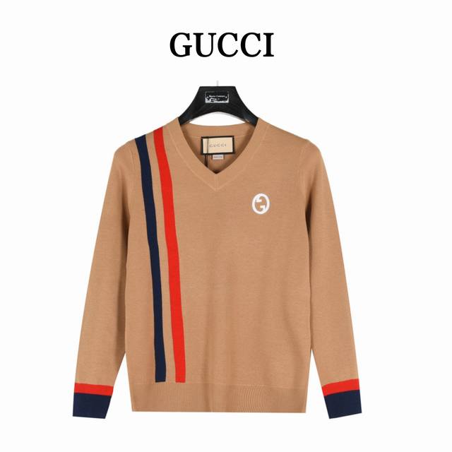 Gucci 古驰 拼色v领互扣式logo羊毛针织毛衣 女款 这款驼色v领针织衫以采用50%锦纶 50%羊毛面料匠心打造 焕新针织衫款型为传统廓形注入现代格调 G