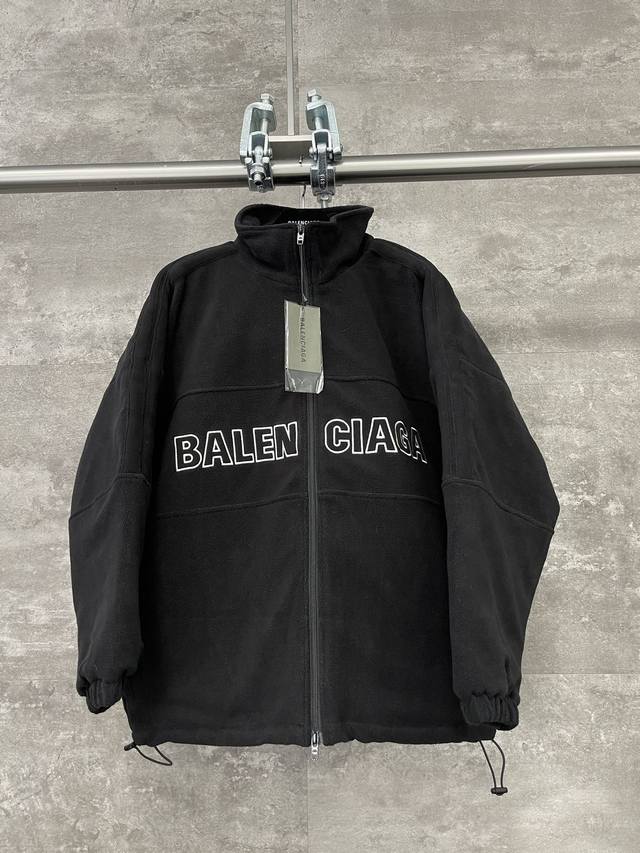 Balenciaga巴黎世家 字母刺绣摇粒绒拉链夹克外套 黑色 男女同款 尺码表：Xs. S. M. L 面料：采用26支精梳棉+10支全棉，克重480G，面料