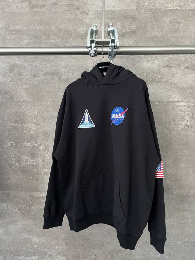 Balenciaga 巴黎世家 X Nasa宇航员联名款logo绣标连帽帽衫卫衣 黑色 男女同款 尺码：Xs. S. M. L 刺绣：直线挺直，曲线圆顺；针迹整