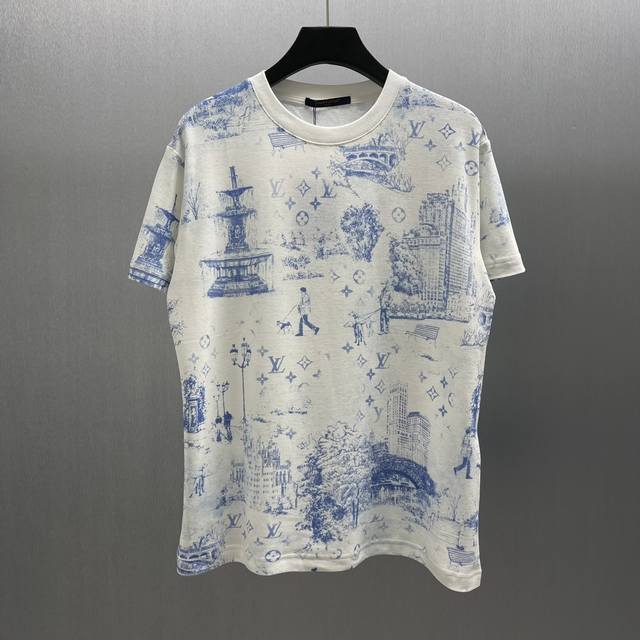 Lu 纽约市区印花棉质珠地t恤 Size : S-Xl 本款棉质珠地丁恤融入 Monogram City Wallk 图案，以撞色笔触描绘纽约市区的遛狗情景，为