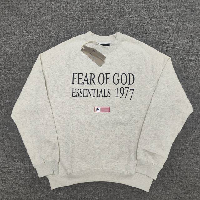 顶级版本fog Crazy Fear Of God Essentials新款银色渐变字母潮牌加绒男士情侣圆领卫衣 高品面料采用高端480克面料！丝滑柔顺！不变形